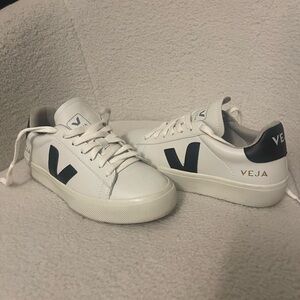 Veja woman’s snickers  WHITE .!!